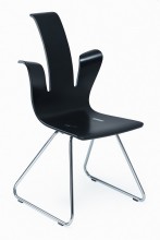 Der vom Designer Peter Opsvik gestaltete Küchen- oder Esszimmerstuhl fördert eine gute Haltung und pure Entspannung.